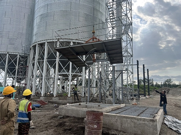 Instalacion_De_Grandes_Silos_De_Almacenamiento_Para_Un_Proyecto_De_Produccion_De_Alimentos