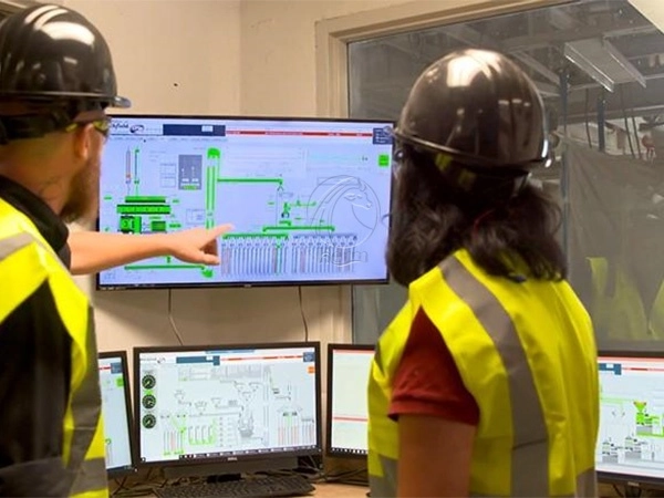 Sala_De_Control_De_Fabrica_De_Alimentos_Con_Sistema_Automatizado_De_Monitoreo_De_Produccion